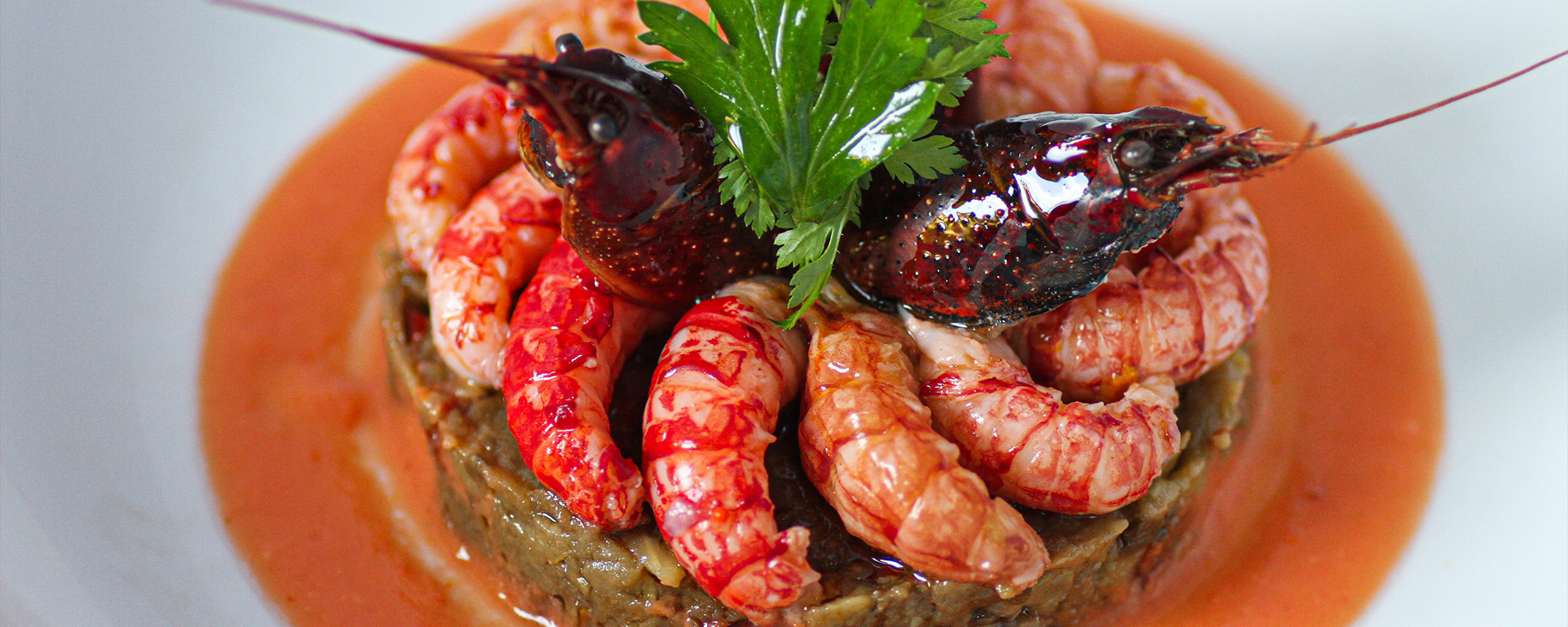 écrevisses sur aubergines confites, un plat qui donne envie écrevisses sur aubergines confites, un plat qui donne envie, la présentation de ce plat gastronomique et très attrayante